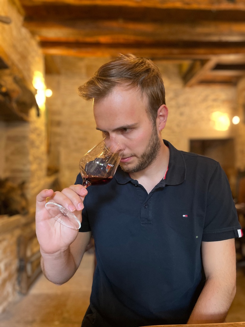 Jérôme, fondateur de Vinothèque, un verre de vin à la main
