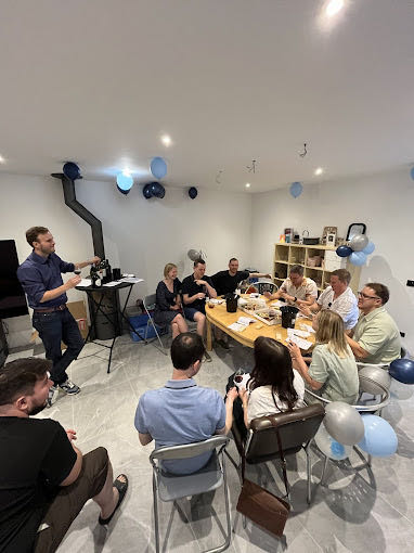Une dégustation Vinothèque animée dans un salon, les participants autour de la table