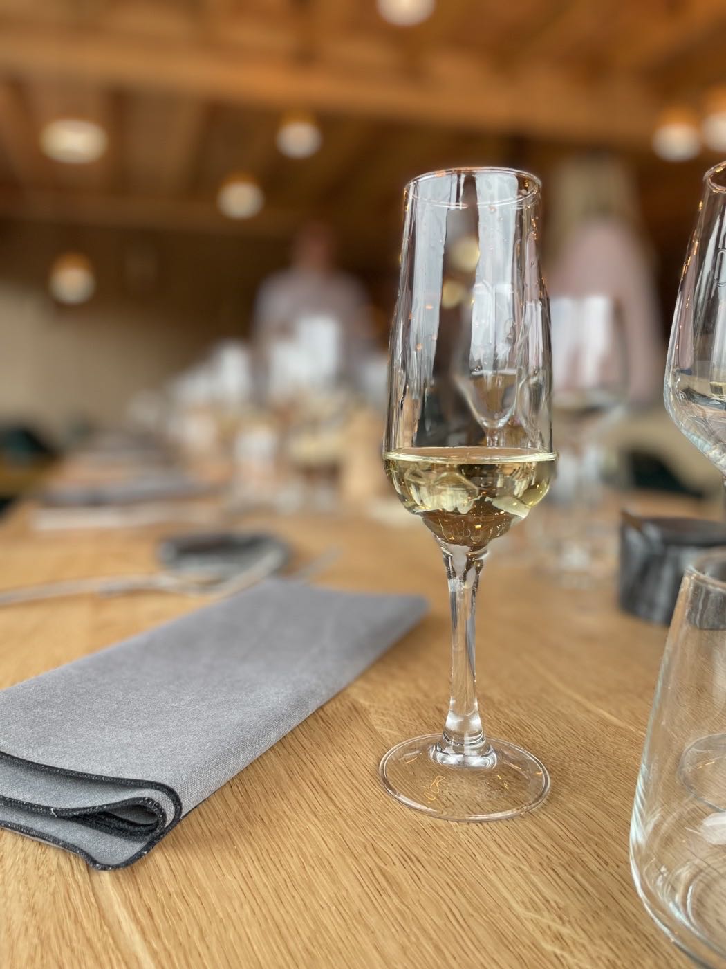 Verres de vin blanc servis sur une table dressée pour une dégustation